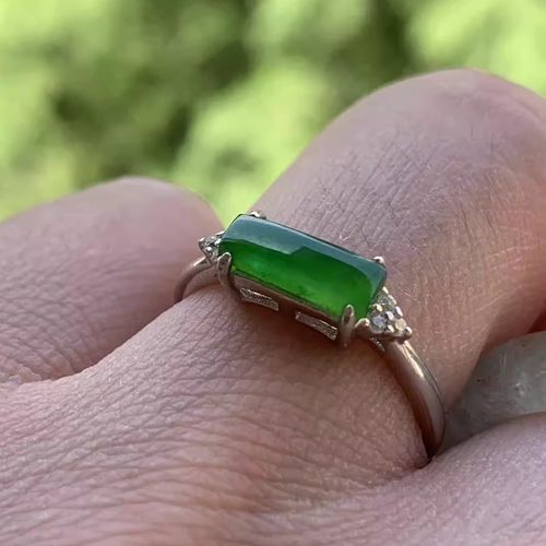 缅甸A货翡翠方形冰阳绿蛋面戒指