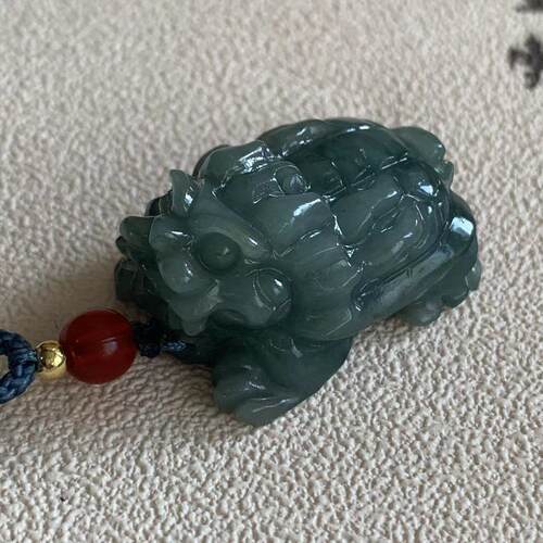 缅甸翡翠吊坠油青绿底大龙龟吊坠