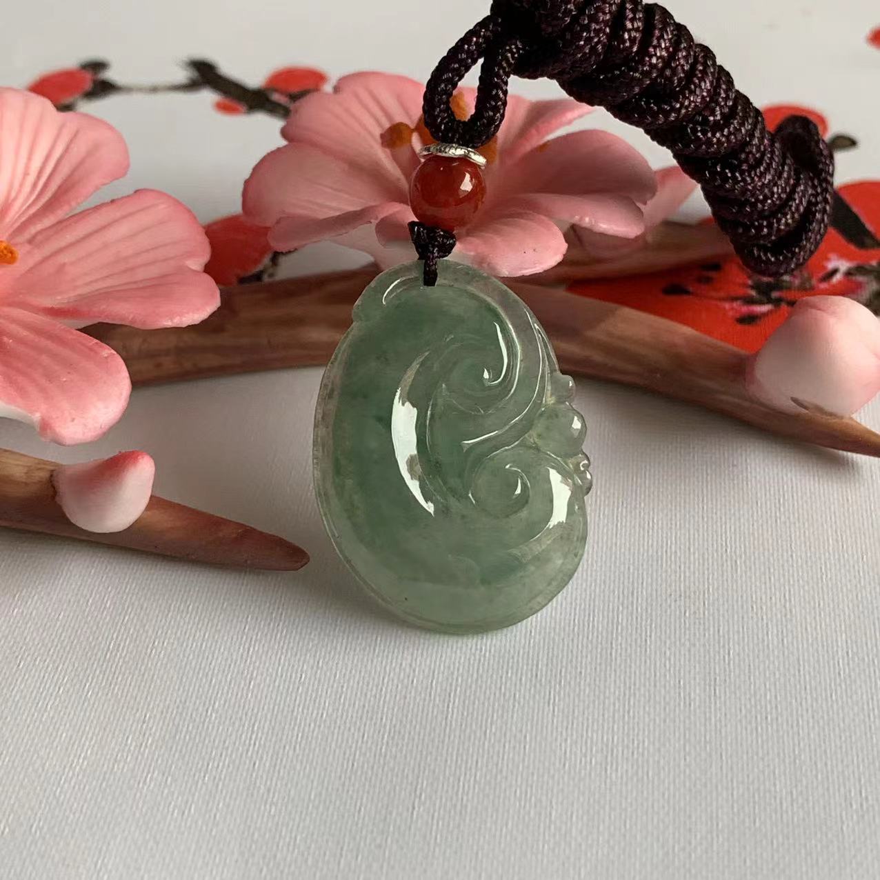 缅甸翡翠吊坠冰种绿色如意挂件