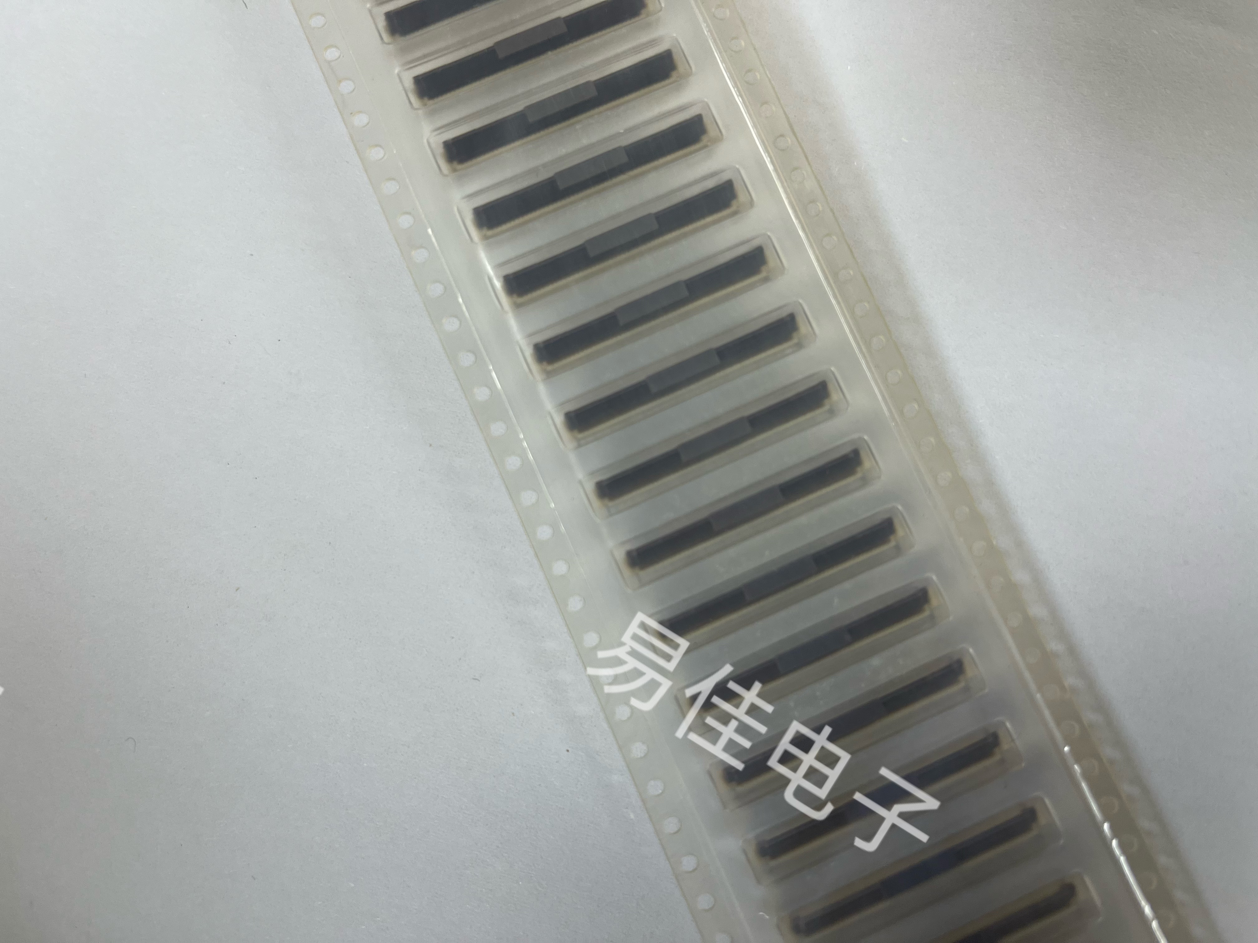 FH12-50S-0.5SV 0.5mm2x25p双排错位交叉脚立贴片带锁 50P