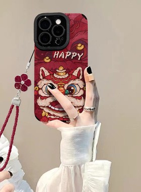 cxk可爱醒狮手链适用苹果16新年手机壳15pro红色喜庆14精孔防摔13/12