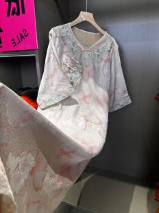 新款 百搭夏季 V领盘扣刺绣连衣裙女 国风时尚 粉蝶新中式