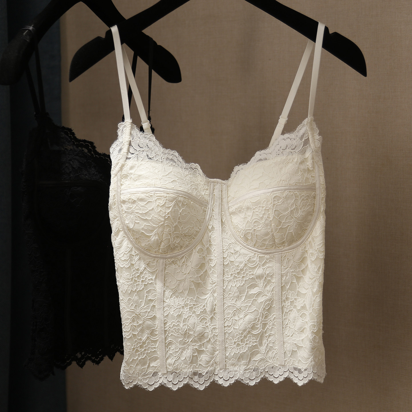 新款时尚带胸垫拼接花边蕾丝打底上衣女内搭精致钩花鱼骨吊带背心