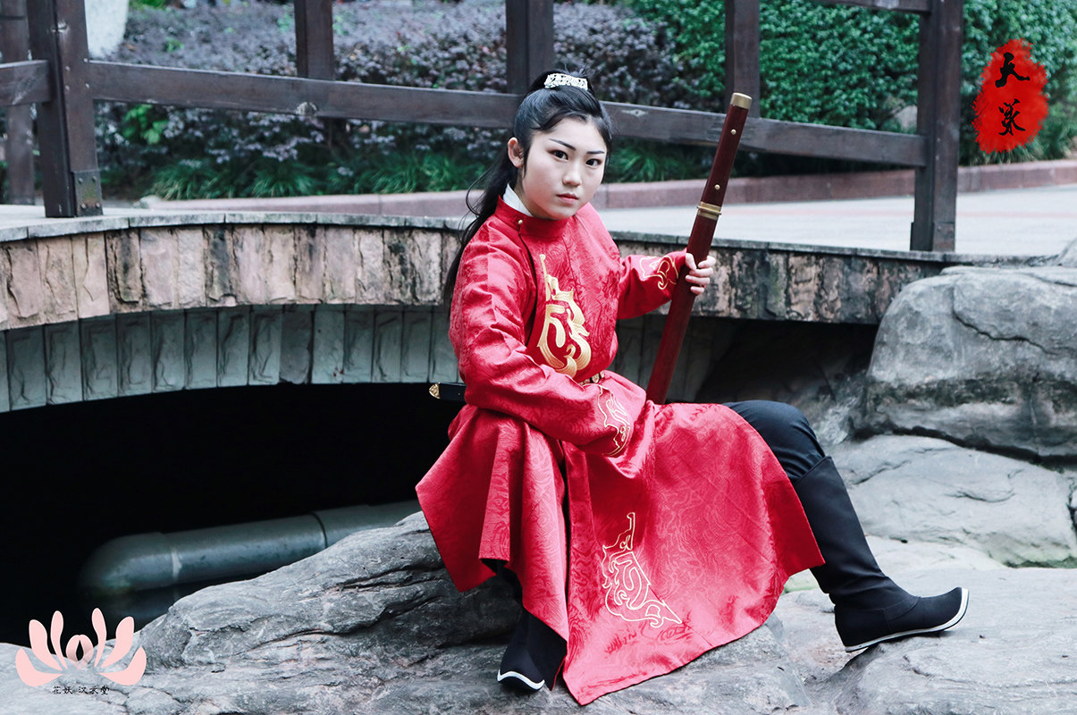 花妖汉衣堂  情侣款汉服新品  剑三衍生系列之天策红黑绣花圆领袍