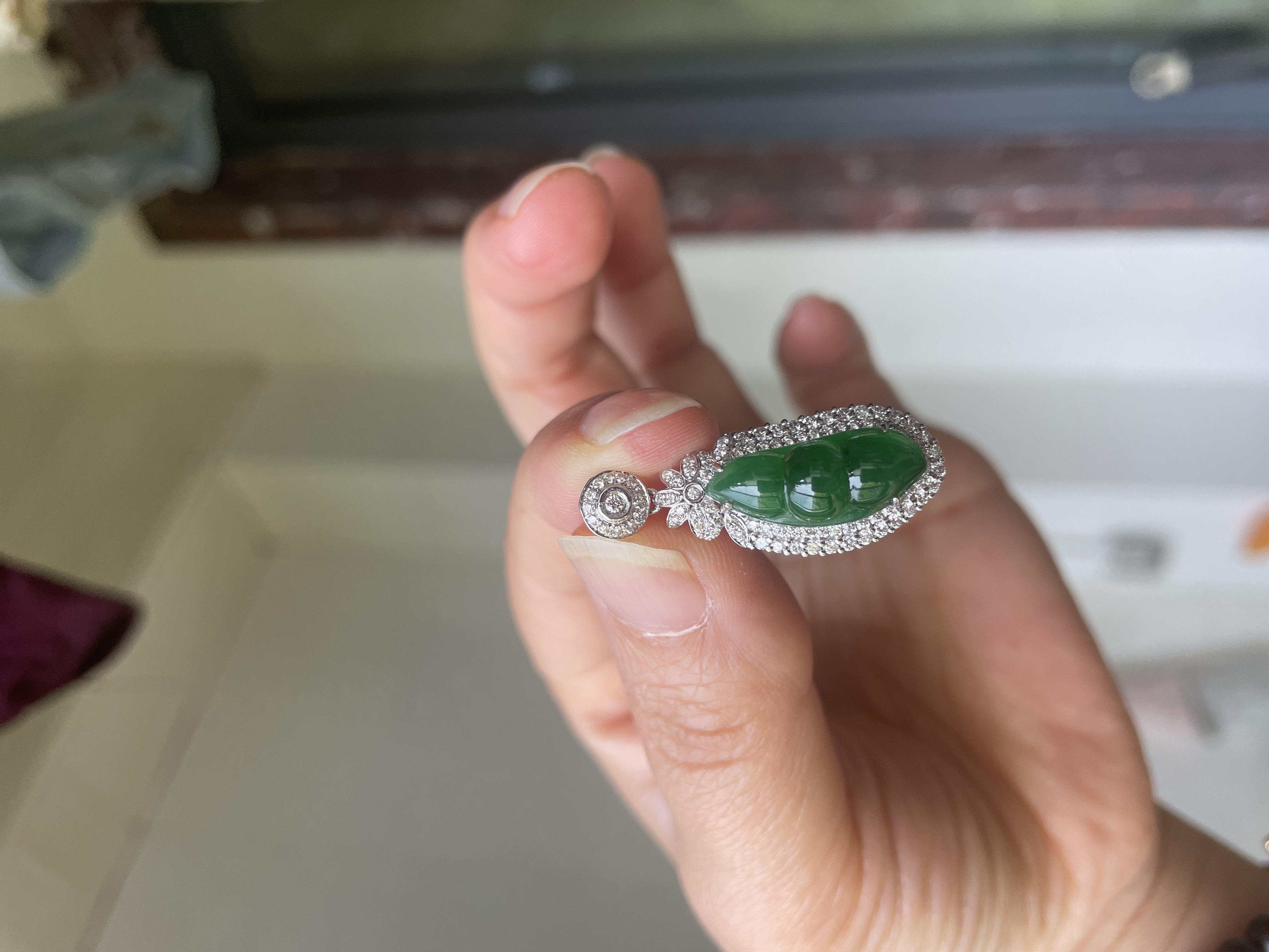 18k缅甸A货浓辣绿翡翠福豆吊坠