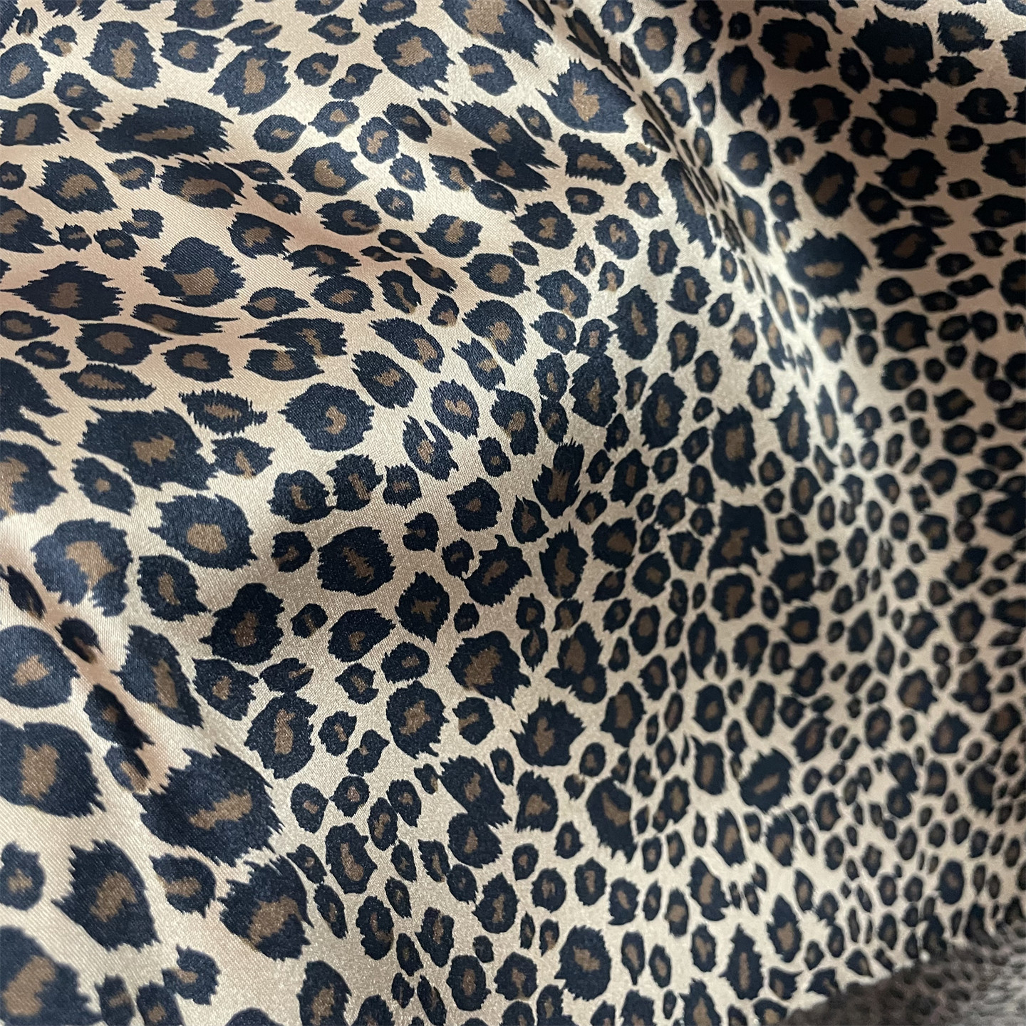 棕色性感小豹纹印花缎面布料垂感光泽缎子衬衫礼服家居服装面料