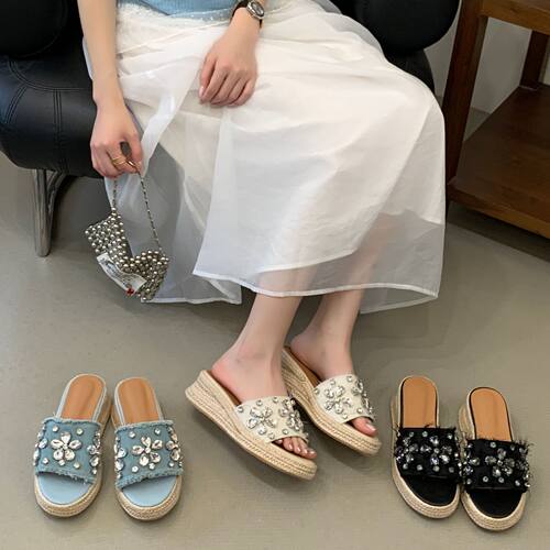 2026年夏季新款水钻防水台厚底坡跟一字拖女外穿度假风草编凉拖鞋