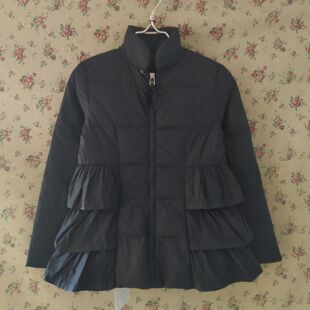 仅140码小淑女与约翰荷叶边羽绒服女短款黑色灰鸭绒保暖外套ARW02