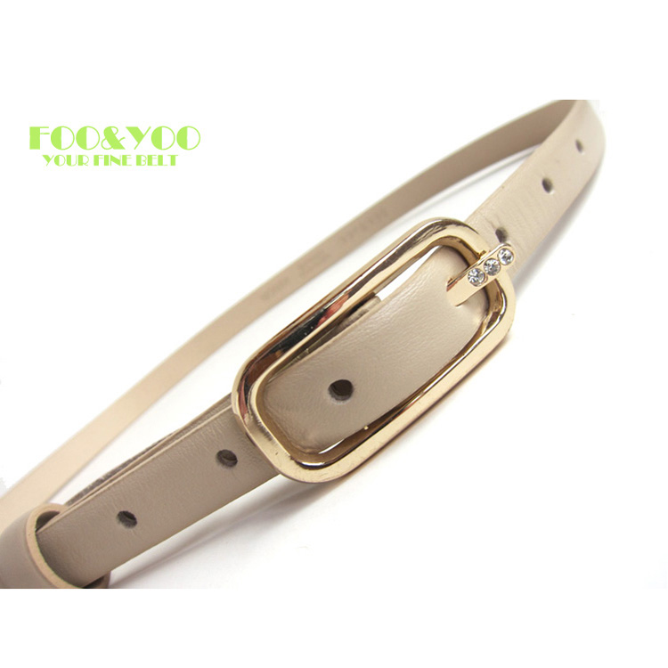 时尚风配裙子米色细皮带水钻装饰