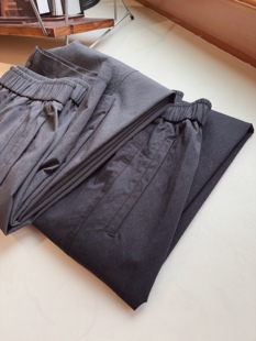 怎么穿都不出错柜同款超wan能款推荐 轻量简约黑灰调性弹力休闲裤