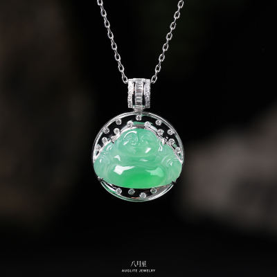 璀璨的钻石星河翡翠佛公吊坠