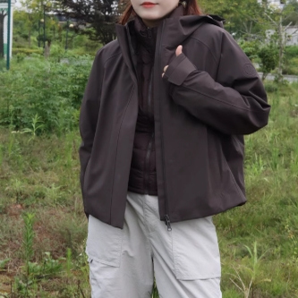 2025秋新款女短款连帽冲锋衣鹅绒服大廓形防水B250331314