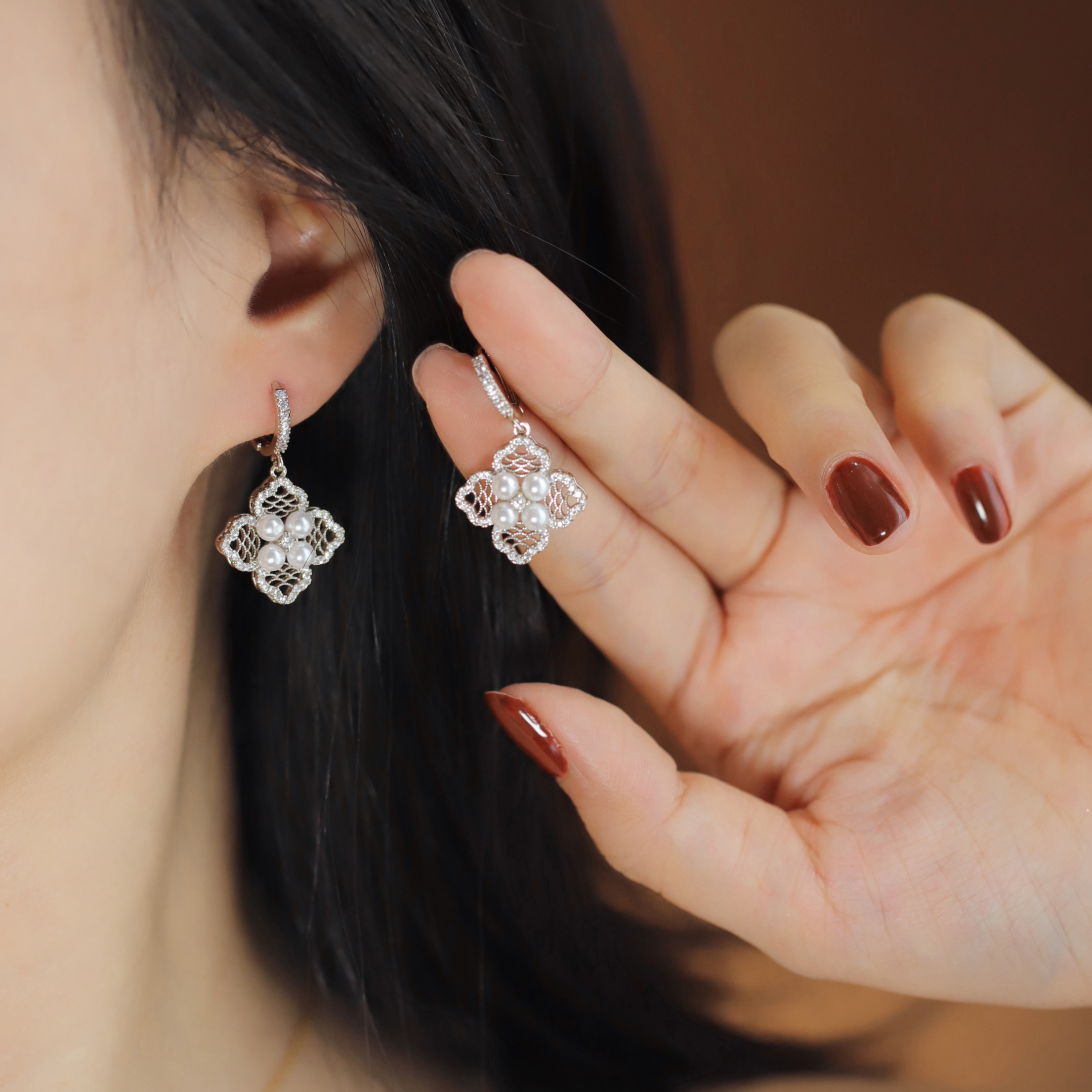 复古镂空四叶花耳扣女轻奢时尚