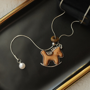 木质小马吊坠项链女2026新款秋冬长款毛衣链复古本命年好运配饰潮
