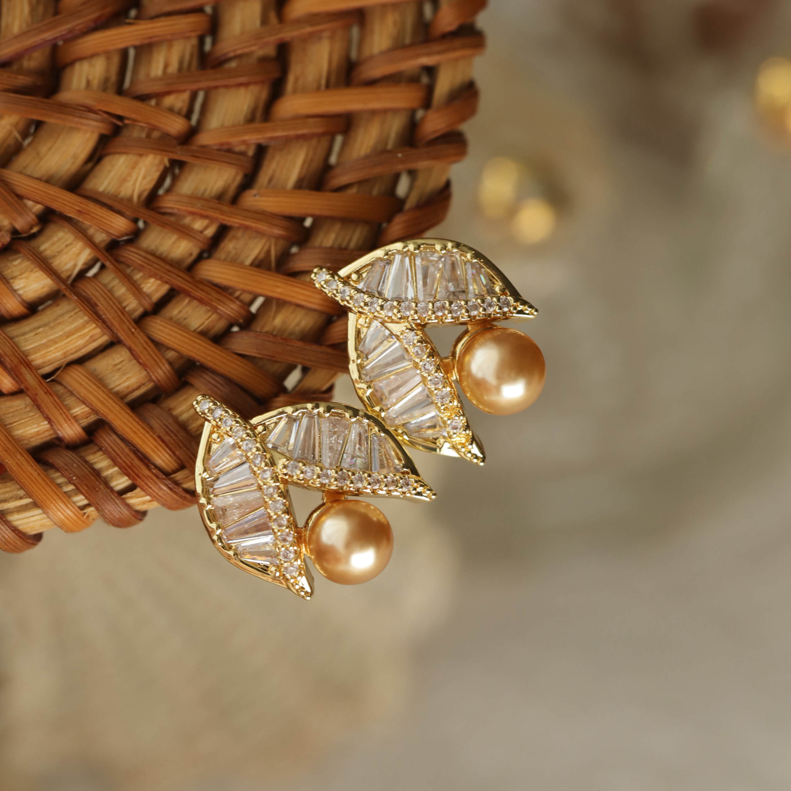 巨好看金色珍珠满钻树叶耳钉2025新款爆款高级感轻奢耳环冬季耳饰