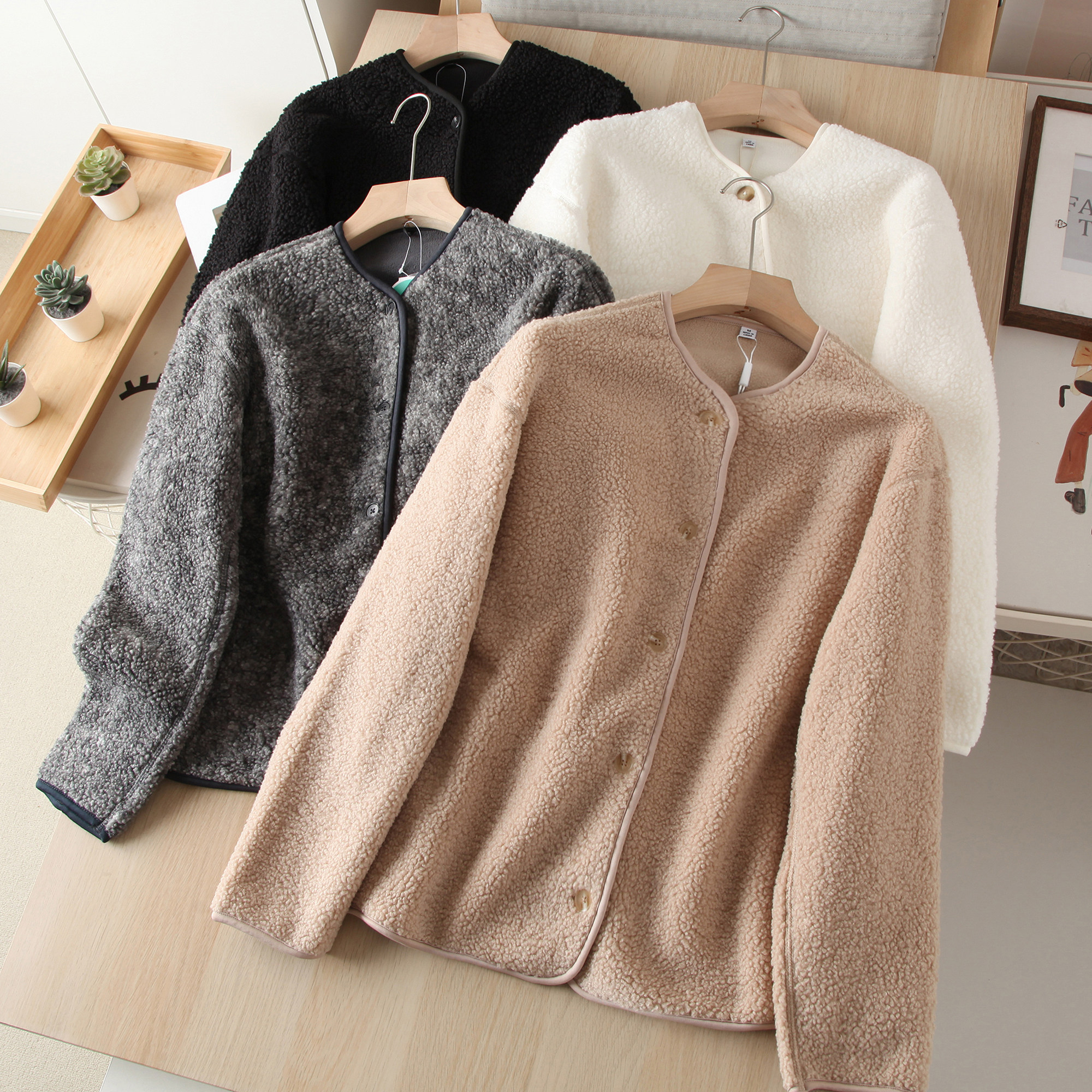 羊羔绒保暖圆领长袖外套