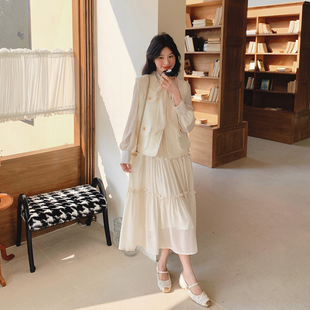 米白色百褶连衣裙2026春装新款气质简约设计感马甲配连身裙两件套