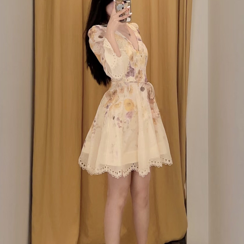 balla高品质V领镂空水溶花边拼接喇叭袖连衣裙度假风轻奢连身裙女,女装/女士精品,连衣裙,淘宝优惠券,粉丝福利购,淘宝优惠卷