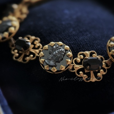 Neoclassicism手作复古镂空黄铜矿银人像玻璃宝石黑莱茵钻手链