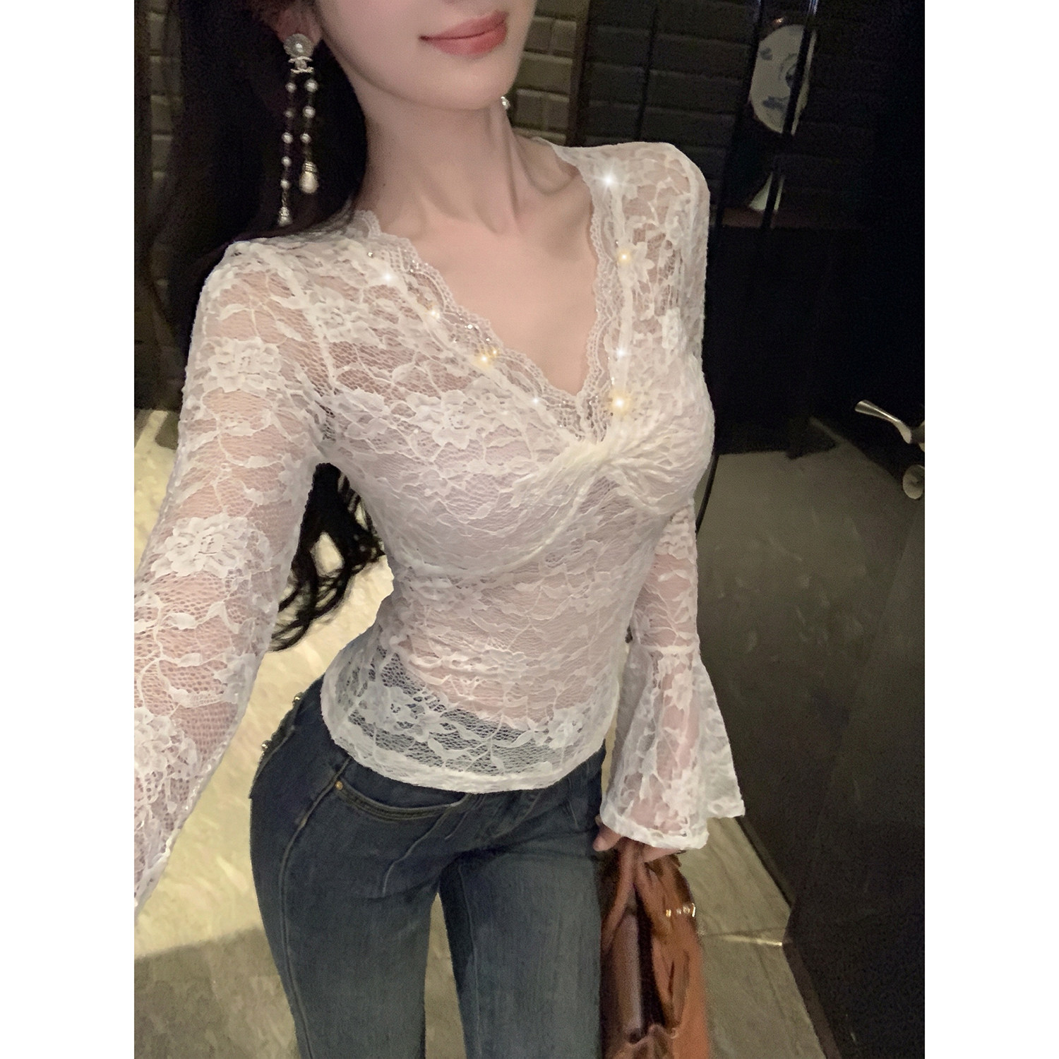 Sun雅乔【魔鬼身材】秋冬新款打底衫V领浮雕花卉蕾丝长袖扭结上衣