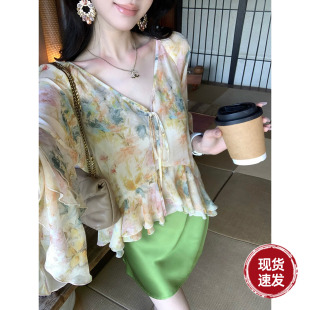 Sun雅乔【吉维尼花园】夏季娃娃衫水彩晕染荷叶边喇叭袖V领上衣女