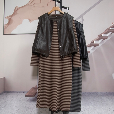 条纹直筒连衣裙皮马甲两件套