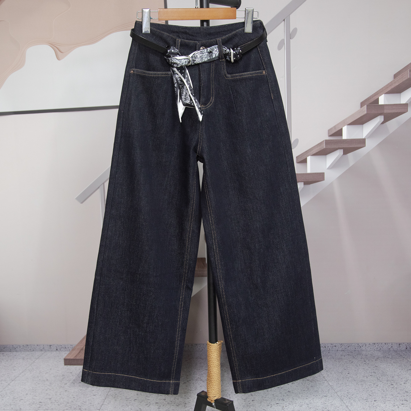 时尚休闲深蓝色牛仔直筒裤