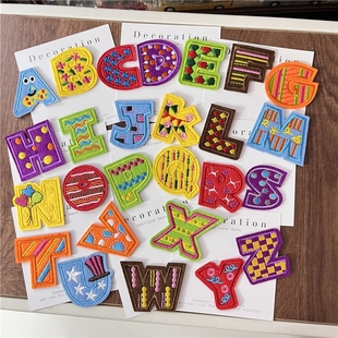 卡通26个英文字母刺绣胸针别针徽章布贴衣服包包装 饰补丁贴