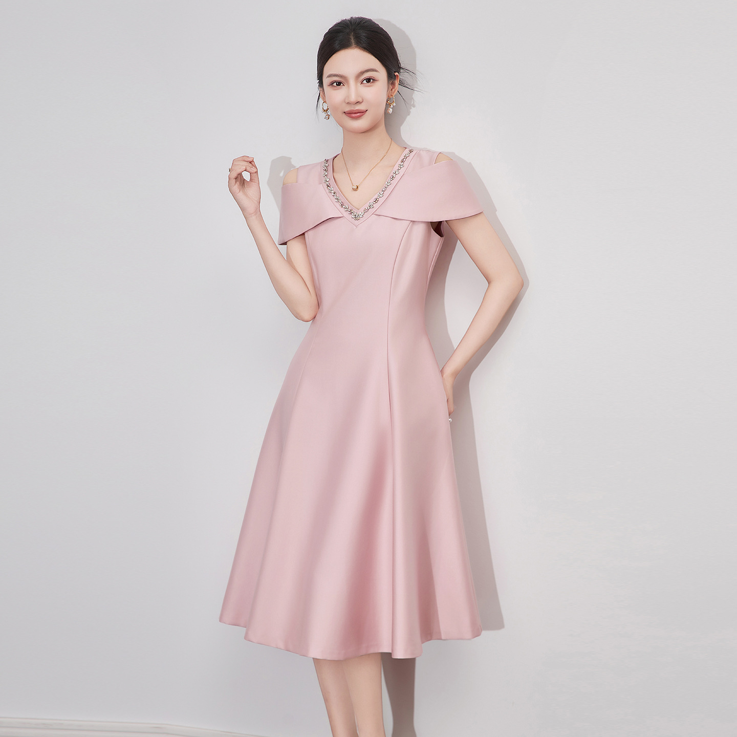 2509602-轻奢钉钻V领法式优雅收腰露肩礼服裙南油女夏新款连衣裙