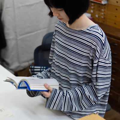 现货 caicaicai 复古休闲通勤基础三角领汉麻藏青色条纹T恤