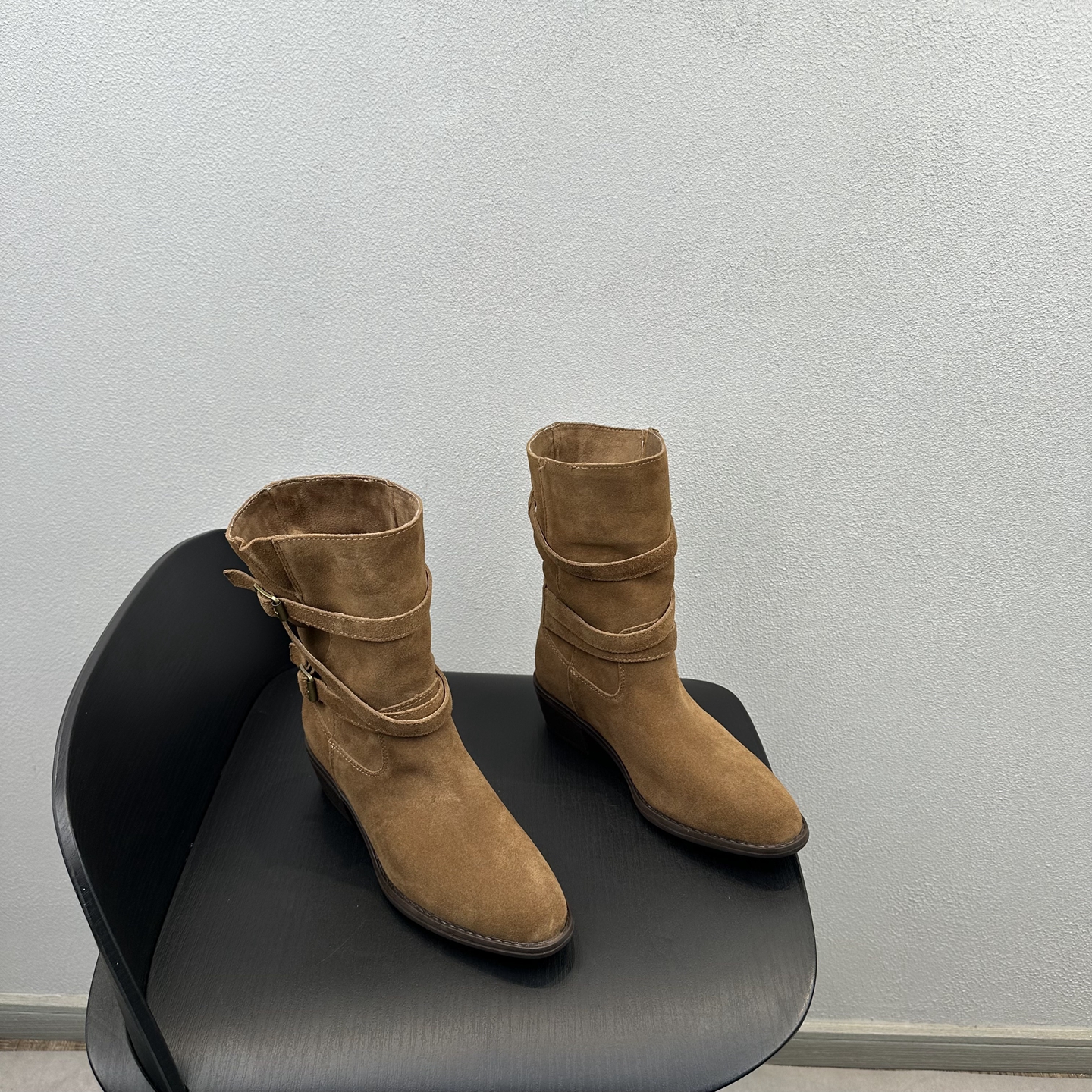 时尚百搭磨砂真皮尖头中跟短靴