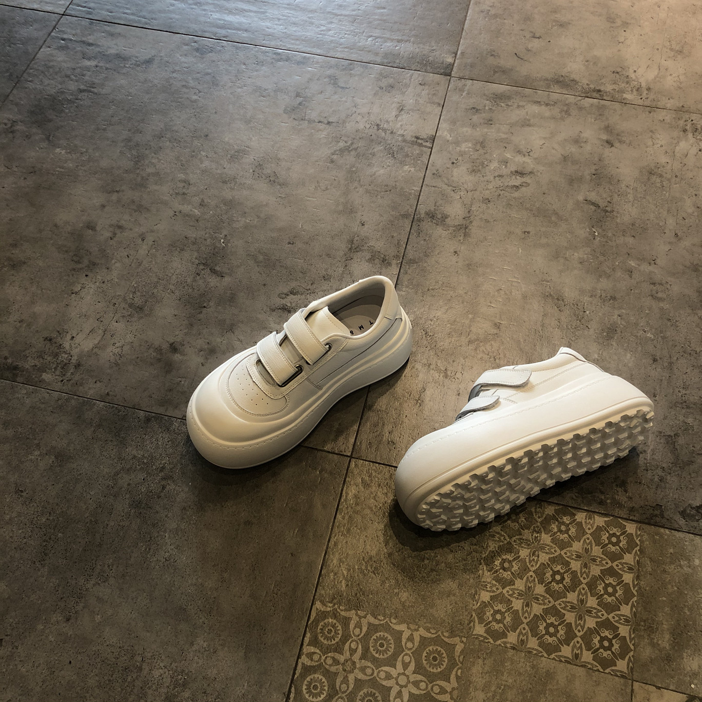 2026年新款真皮魔术贴厚底大头鞋女休闲百搭时尚小白鞋丑萌面包鞋