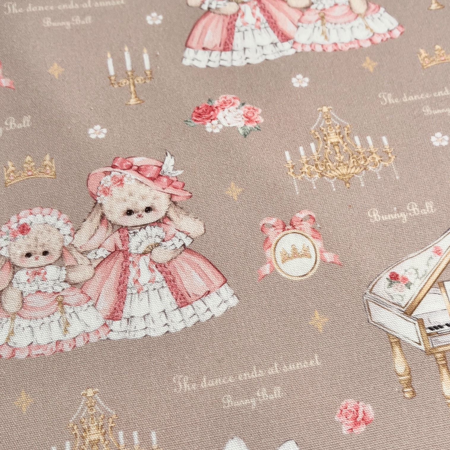 版权定制  奶咖色兔兔  数码印花 全棉8安帆布 手工DIY  面料