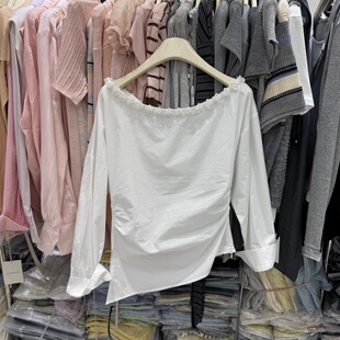 白色上衣8835 女春季 设计感珠花一字领斜肩收腰显瘦侧开叉长袖 衬衫