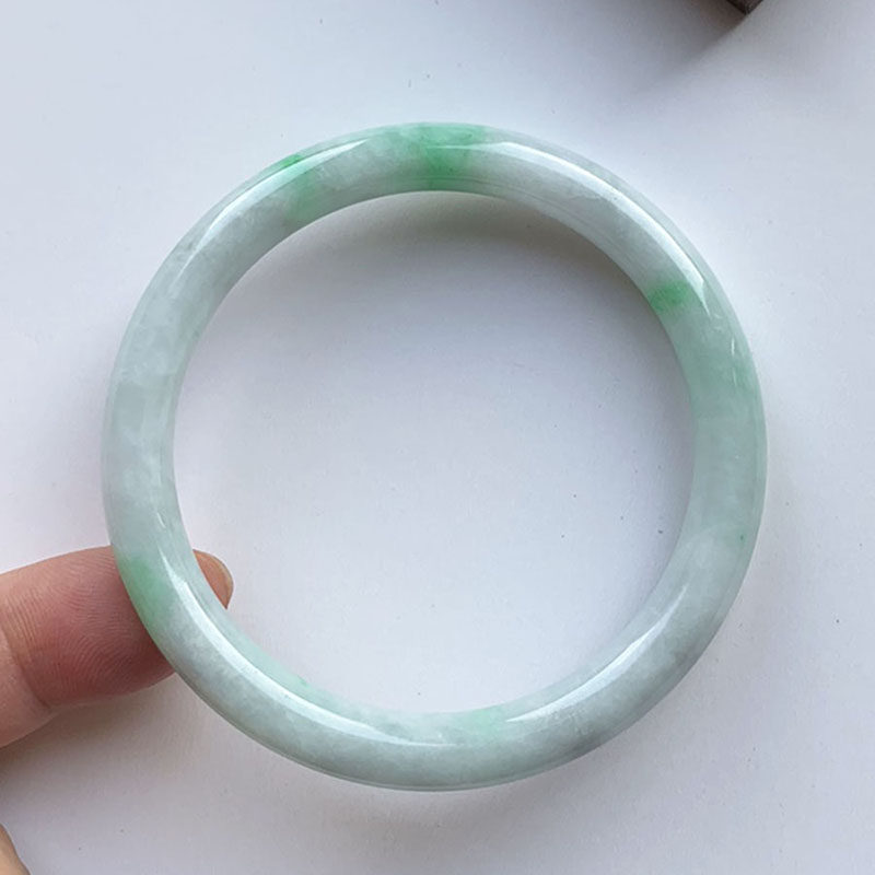 翡翠林秀气年轻阳绿飘花圆条翡翠手镯56缅甸天然正品白底青美人镯