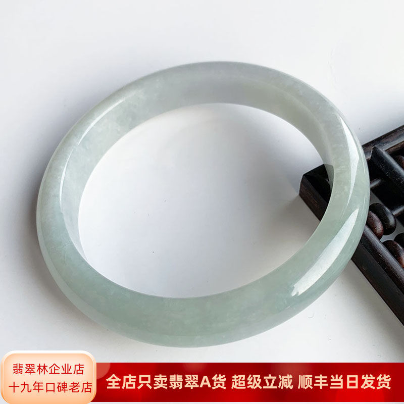 超大圈口宽边翡翠手镯75 缅甸天然冰种浅绿玉镯子 带一点美丽红翡