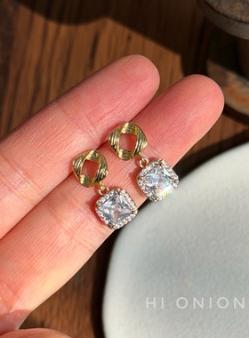 Hi Onion  毫不费力的时髦松弛感Jennie风格超闪锆石方块耳钉耳夹