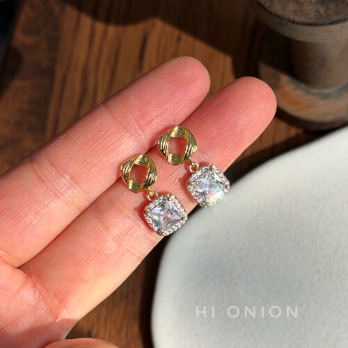Hi Onion  毫不费力的时髦松弛感Jennie风格超闪锆石方块耳钉耳夹