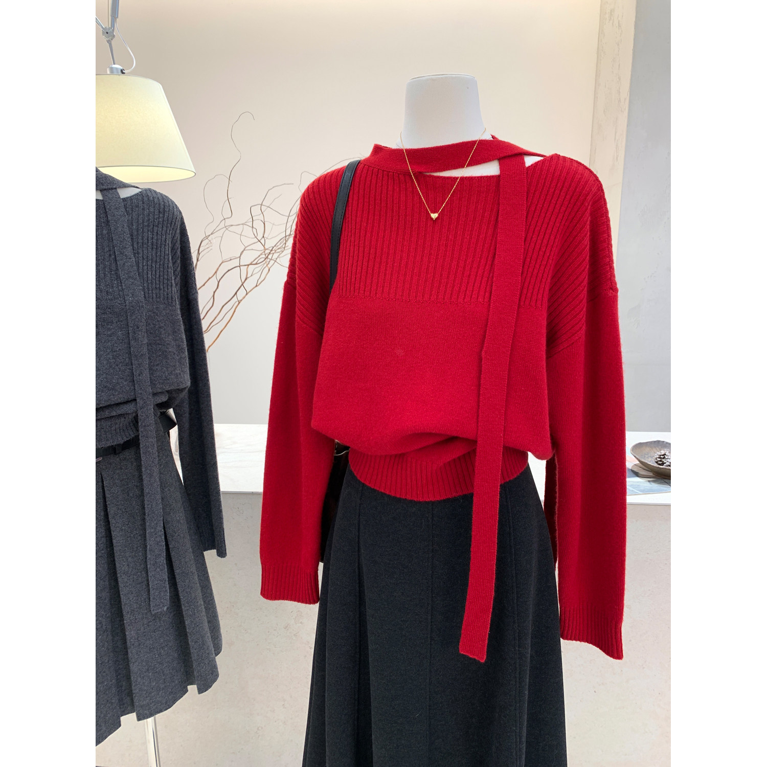 小哲 新年红色斜肩飘带毛衣女秋冬氛围感宽松软糯针织衫气质上衣