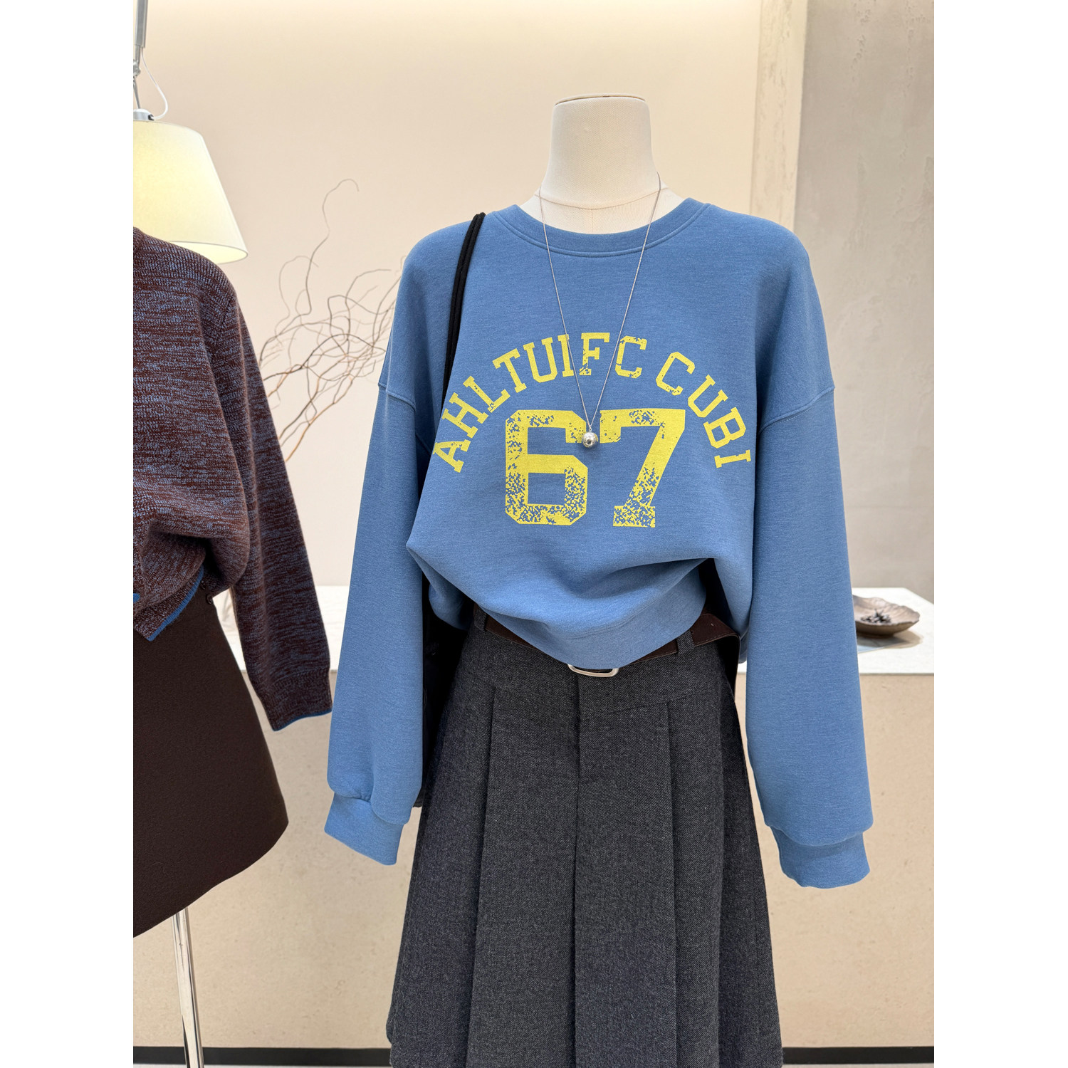 小哲 蓝色字母印花卫衣女秋冬新款圆领长袖宽松显瘦百搭套头上衣