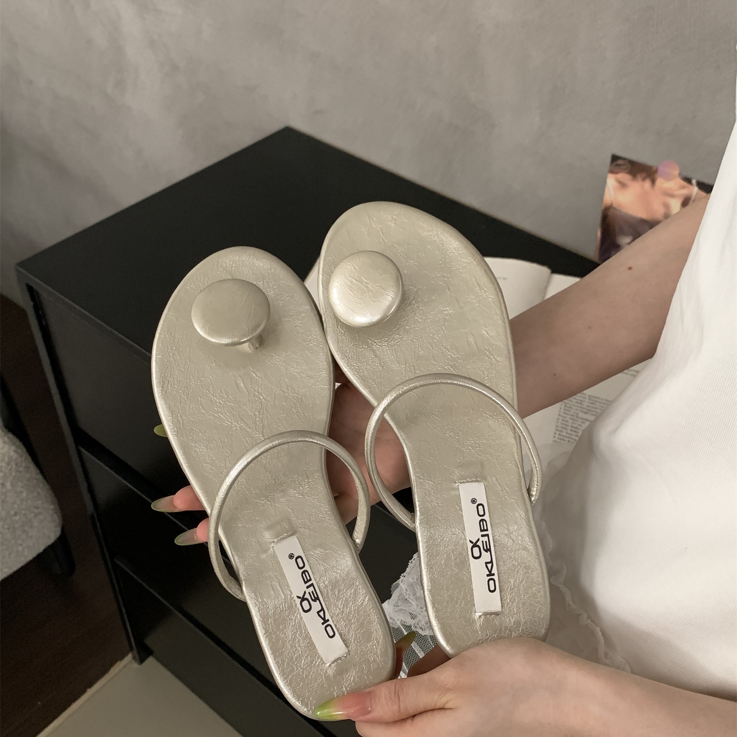 2025韩版新款时尚套趾方头人字拖鞋女夏外穿度假配裙子平底凉拖