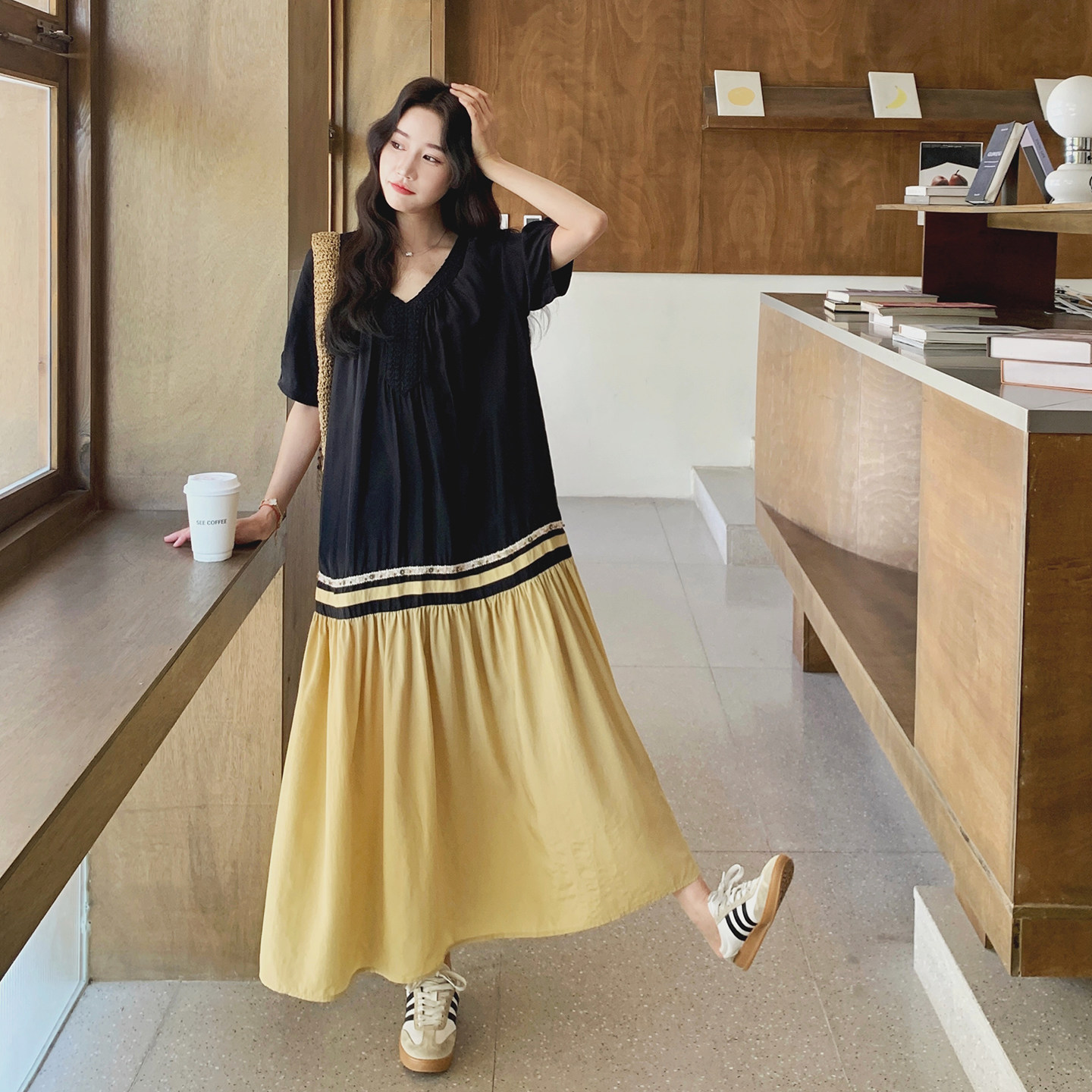 撞色拼接黑色V领连衣裙女夏季2025新款休闲气质今年流行漂亮裙子，女装连衣裙，2C077
