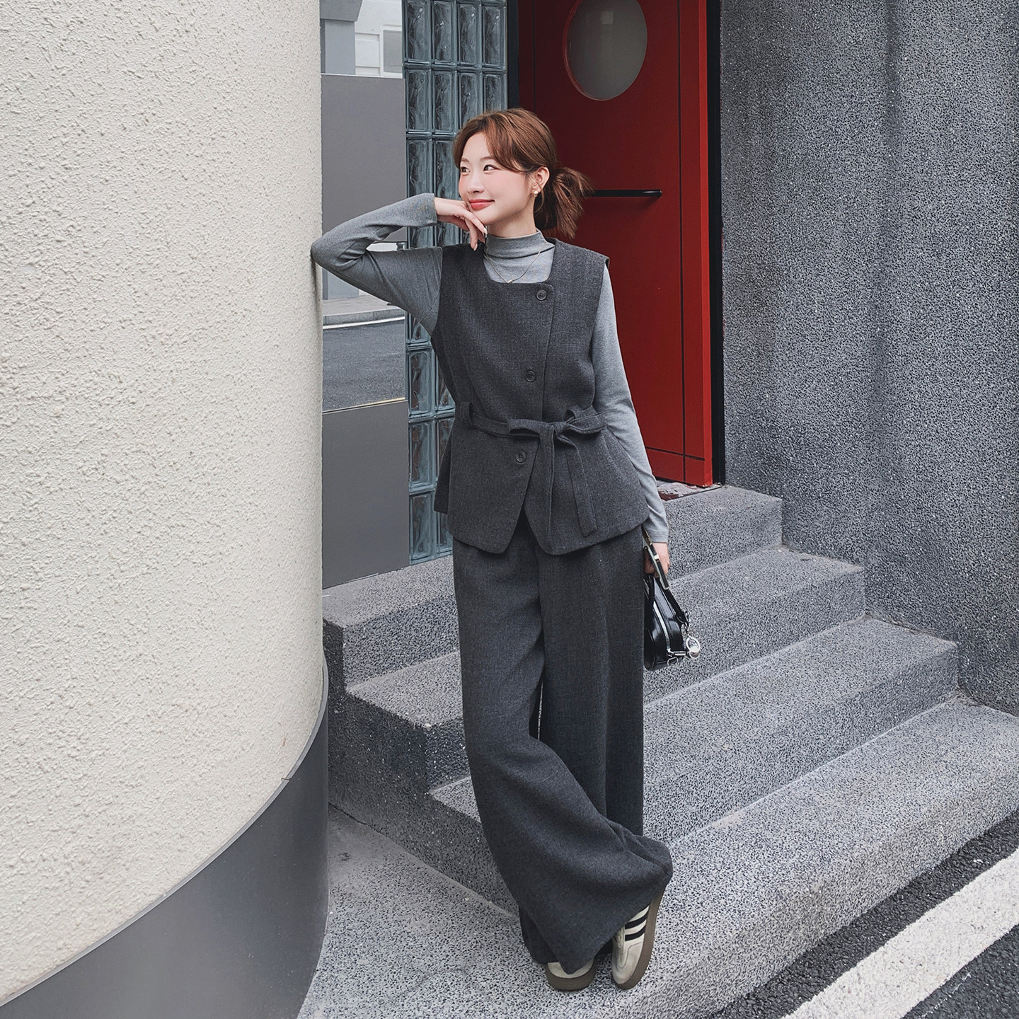 灰色韩系穿搭套装女2025秋新款高级感系带马甲打底衫阔腿裤三件套图片
