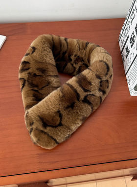 豹纹色獭兔毛整皮围巾冬季保暖短款真毛吸扣皮草围脖时髦咖色女