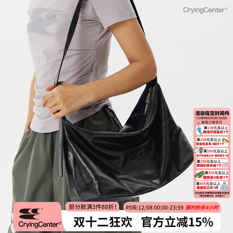 CryingCenter 黑色油蜡皮中号斜挎大容量通勤皮包   哭喊中心