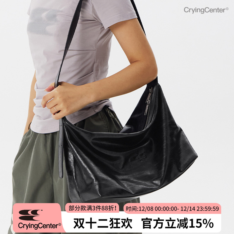 CryingCenter 黑色油蜡皮中号斜挎大容量通勤皮包   哭喊中心