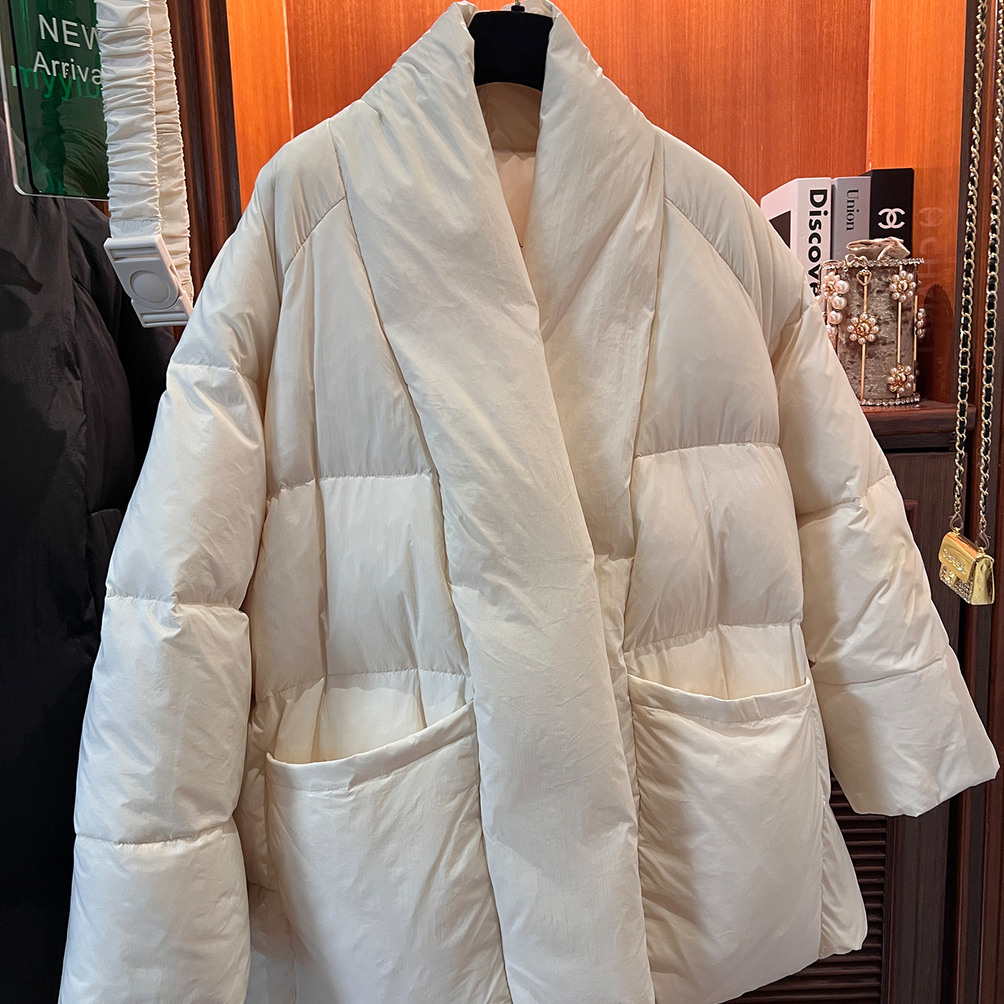 设计感V领90白鸭绒羽绒服女人味