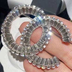 白色奢华超闪水钻冰糖钻双C胸针大衣外套西装小香风饰品胸花配饰