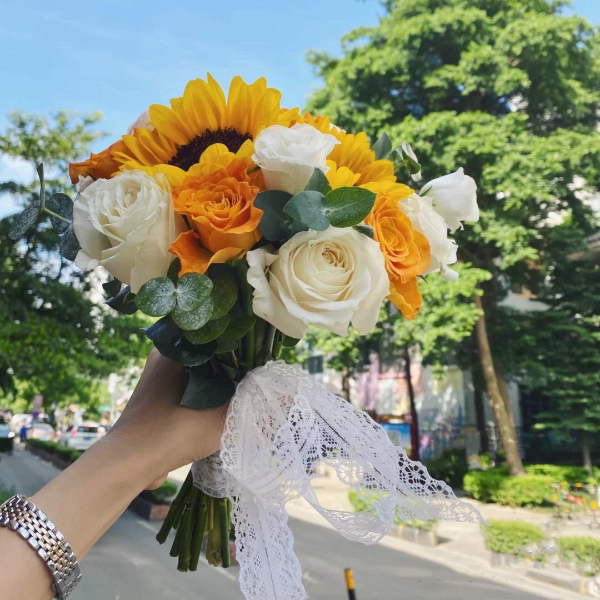 昆明同城鲜花 2朵向日葵8朵双色玫瑰混搭 婚礼手捧花