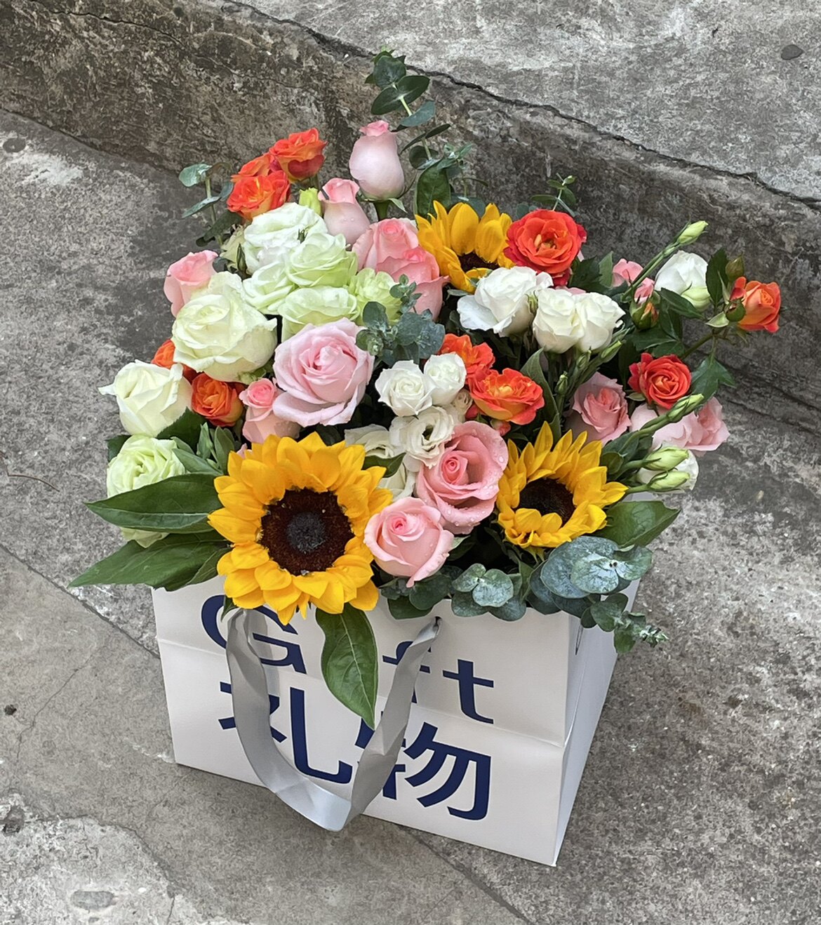 昆明花店昆明鲜花速递 向日葵玫瑰混搭手提袋生日礼物祝福